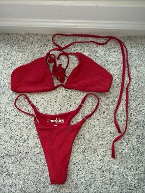 Frankie’s bikinis 👙